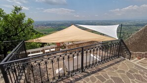 Property grounds - Medieval villa with a pool and a viewpoint overlooking historic walls—between Rome and Naples (Sermoneta)