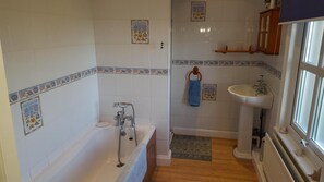 Badewanne, Haartrockner, Handtücher