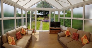 Smart-TV, Kamin, Netflix, DVD-Player