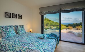 5 makuuhuonetta, tallelokero huoneessa, työpöytä, silitysrauta/-lauta