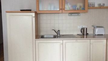 Een koelkast, een magnetron, een kookplaat, een vaatwasser