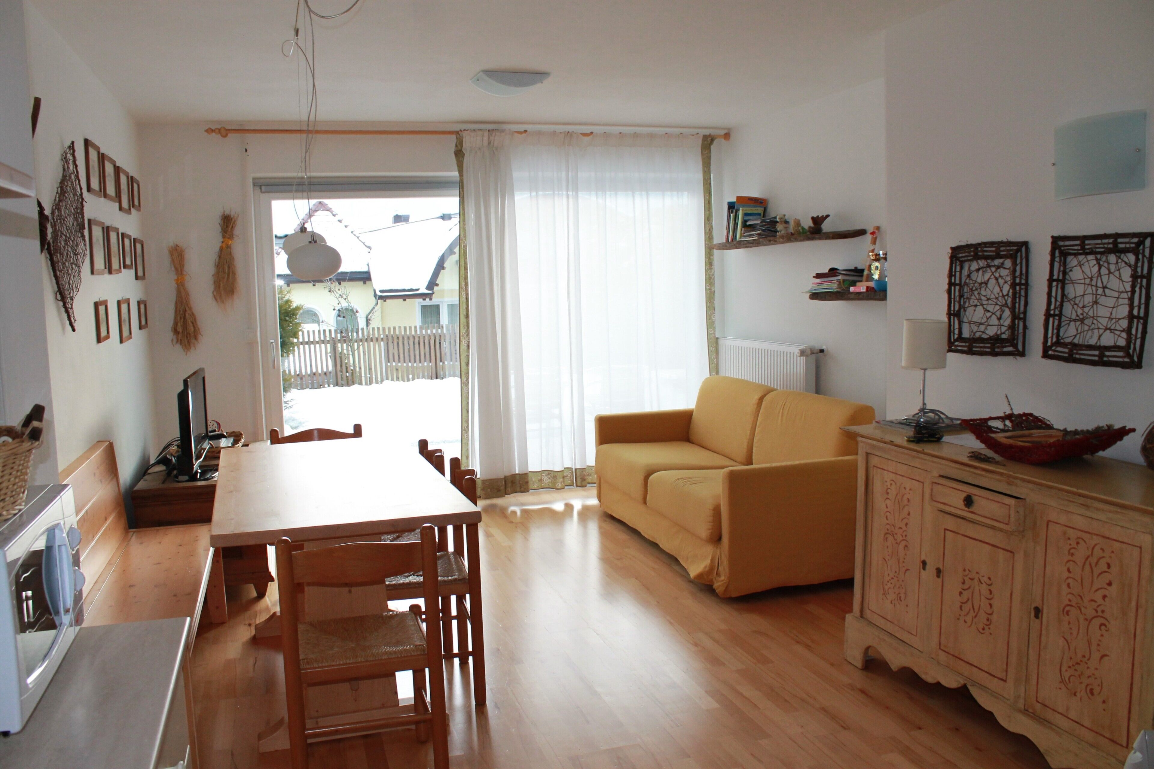 TV, DVD-spiller og bøker