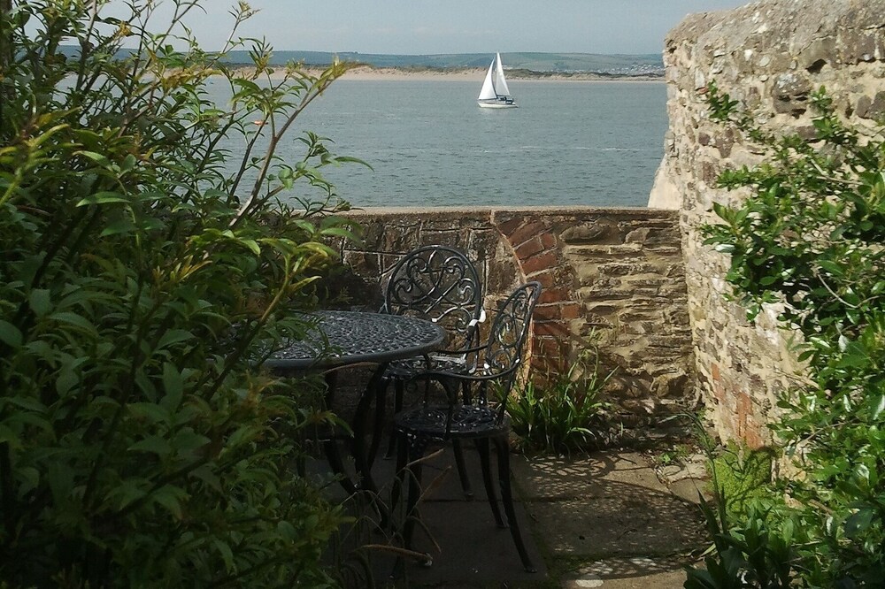Cottage aus dem 18. Jahrhundert am Wasser, Panoramablick auf das Meer, Garten im Innenhof