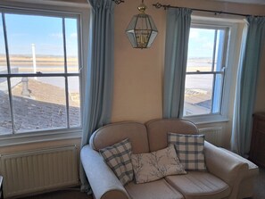 Smart TV, fireplace, DVD player, books - 18th Century Cottage On Waterfront, Panoramic Sea Views, Courtyard Garden (Appledore, nr Bideford)