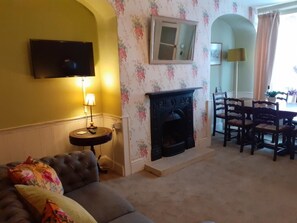 Smart TV, fireplace, DVD player, books - 18th Century Cottage On Waterfront, Panoramic Sea Views, Courtyard Garden (Appledore, nr Bideford)