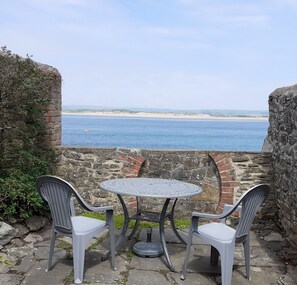 Outdoor dining - 18th Century Cottage On Waterfront, Panoramic Sea Views, Courtyard Garden (Appledore, nr Bideford)