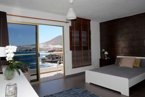 1 chambre, fer et planche à repasser, accès Internet, draps fournis