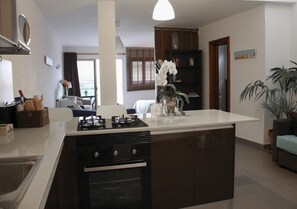 Frigorífic, microones, forn i placa de cuina 