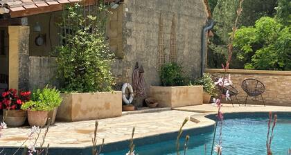 Paix et Sérénité en France. Rustique une chambre Gite.