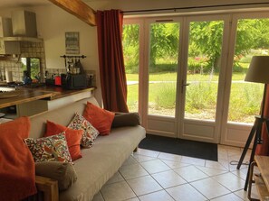 Televisie, een dvd-speler en boeken