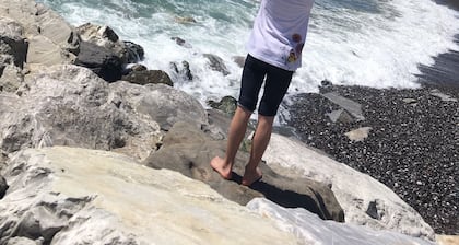 Drei-Zimmer-Wohnung mit Balkon, weiten Blick auf Hügel, nahe dem Zentrum und dem Meer