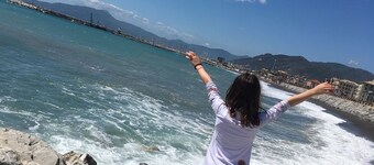 Apartamento de tres habitaciones con balcón, amplia vista a las colinas, cerca del centro y del mar.