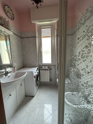 Shower, hair dryer, towels, toilet paper - THREE-ROOM APARTMENT La Formica Azzurra, terrace overlooking hills, yes pets, near center (Lavagna)