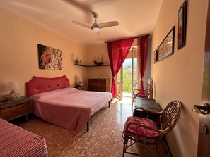 2 bedrooms, iron/ironing board, bed sheets, wheelchair access - THREE-ROOM APARTMENT La Formica Azzurra, terrace overlooking hills, yes pets, near center (Lavagna)