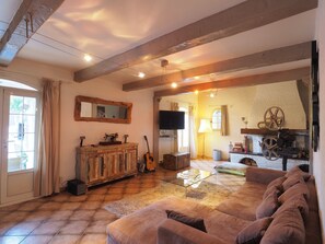 Télévision, cheminée, jeux vidéo, lecteur de DVD