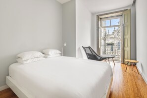 1 habitación, tabla de planchar con plancha y cuna de viaje 