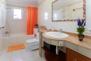 Baignoire, séchoir à cheveux, serviettes fournies