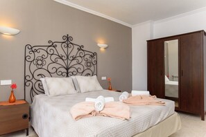 3 bedrooms, iron/ironing board, travel cot, free WiFi
