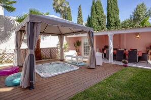 Outdoor dining - Villa Beach Palace Luxury 5 Bed Villa w/ heated pool, Jacuzzi, 500m Beach AC (Armação de Pêra)