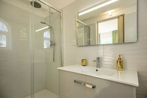 Kombination af bruser/badekar, boblebadekar, hårtørrer, bidet