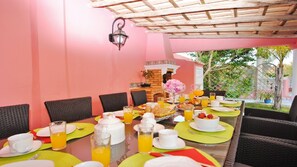 Outdoor dining - Villa Beach Palace Luxury 5 Bed Villa w/heatable
Pool, Jacuzzi, 500m Beach AC (Armação de Pêra)