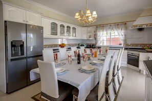 Fridge, microwave, oven, stovetop - Villa Beach Palace Luxury 5 Bed Villa w/ heated pool, Jacuzzi, 500m Beach AC (Armação de Pêra)