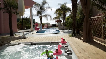 Utendørsbasseng og et oppvarmet basseng