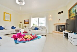 Smart TV, DVD player, foosball, table tennis - Villa Beach Palace Luxury 5 Bed Villa w/ heated pool, Jacuzzi, 500m Beach AC (Armação de Pêra)