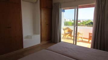 3 bedrooms, iron/ironing board, travel cot, WiFi