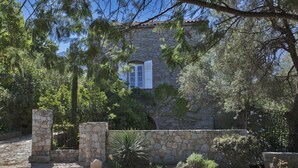 A stone building with a window, surrounded by trees and a stone wall. - House with character (Feliceto)