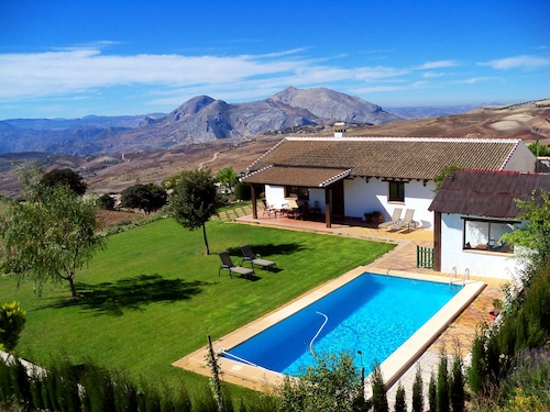 Quiet rural house in the center of Andalusia with stunning views