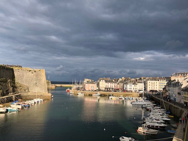 Marina - Very bright and quiet apartment overlooking a small shopping square (Le Palais)