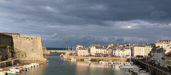 Very bright and quiet apartment overlooking a small shopping square