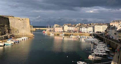 Appartement trÚs lumineux et tranquille avec vue sur petite place commerçante