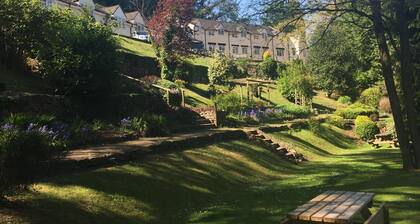 Rivitalo mökki lähellä Wyejoen rantaa, josta on kauniit näkymät