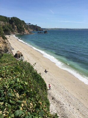 Beach nearby - PRISTINE APARTMENT, 4 MIN WALK TO PRIVATE BEACH, STUNNING SEA VIEWS. (Duporth)