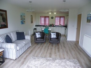 Smart TV - PRISTINE APARTMENT, 4 MIN WALK TO PRIVATE BEACH, STUNNING SEA VIEWS. (Duporth)
