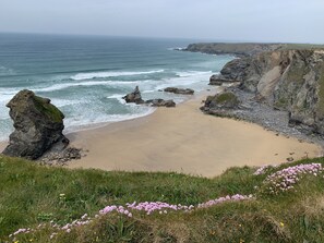 Beach nearby - PRISTINE APARTMENT, 4 MIN WALK TO PRIVATE BEACH, STUNNING SEA VIEWS. (Duporth)