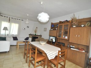 Televisión y chimenea 