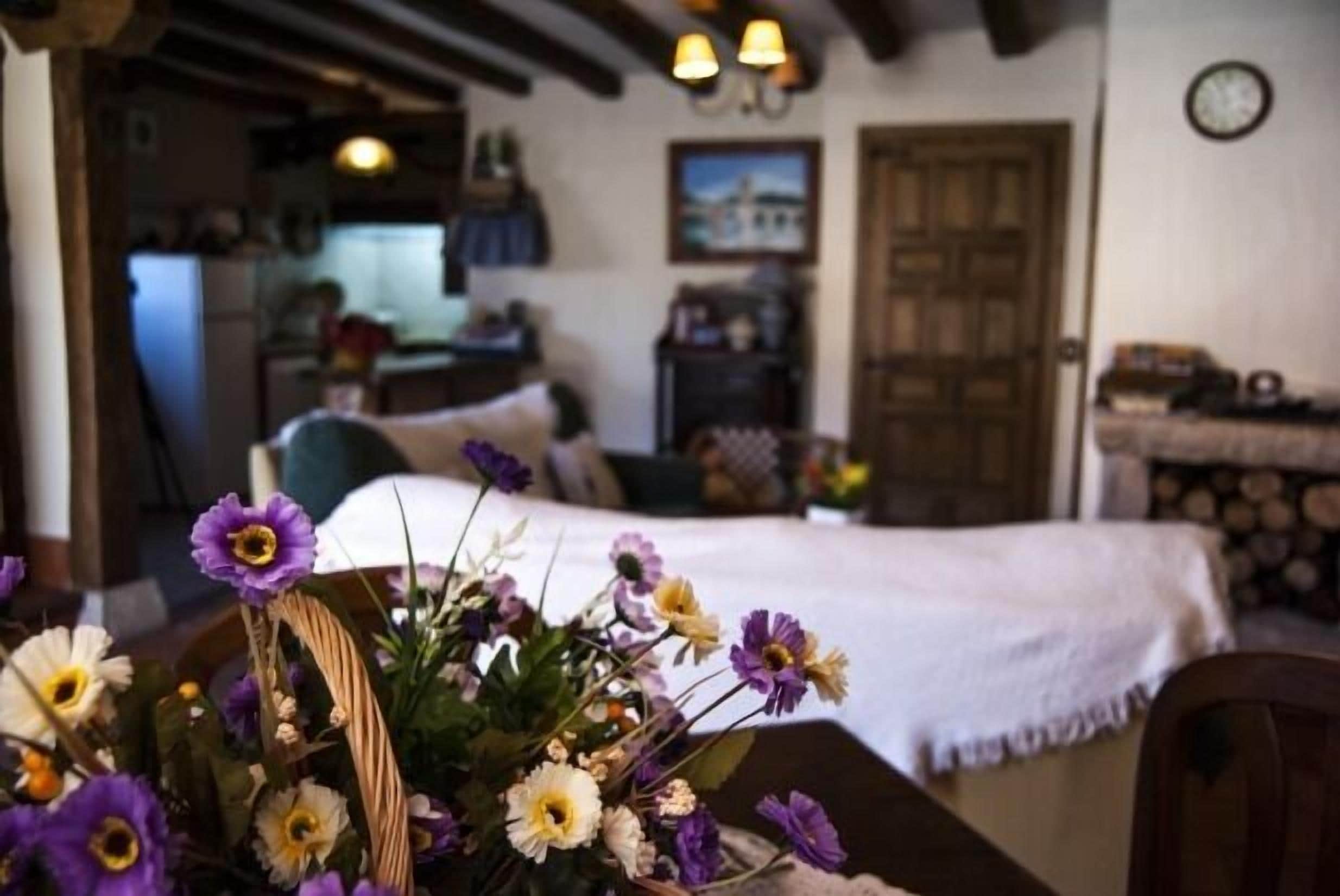 2 habitaciones, tabla de planchar con plancha y cuna de viaje 