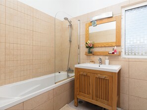 Duschwanne, Haartrockner, Bidet, Handtücher