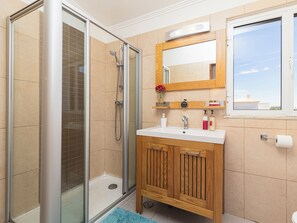 Duschwanne, Haartrockner, Bidet, Handtücher