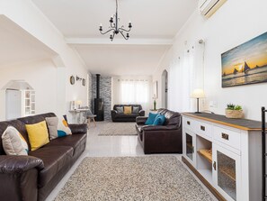 TV - Luxury Private Family Villa. Private Pool and South facing with Sea Views (Tavira)