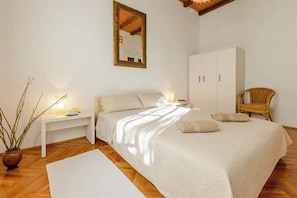 2 bedrooms, travel crib, free WiFi, bed sheets