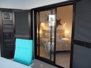 3 chambres, coffres-forts dans les chambres, fer et planche à repasser