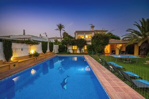 Piscine extérieure, chaises longues