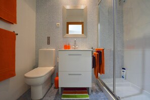 Doccia, asciugacapelli, asciugamani, shampoo