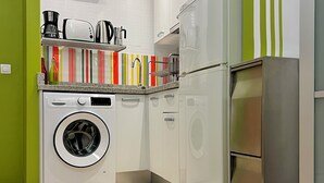 コーヒー / ティーメーカー、冷蔵庫、電子レンジ、コンロ