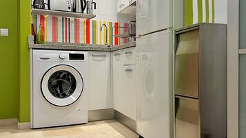 Réfrigérateur, micro-ondes, plaque de cuisson, cafetière/bouilloire