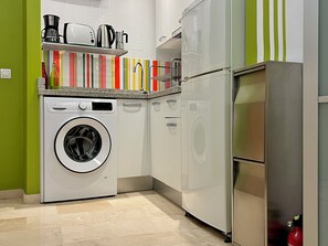 Refrigerador, microondas, parrilla de estufa y cafetera y tetera